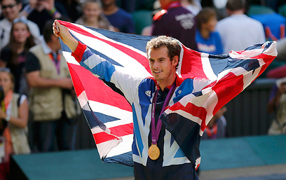 אנדי מארי עטוף בדגל בריטניה ועל צווארו הזהב האולימפי (צילום: רויטרס) (צילום: רויטרס)