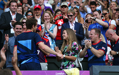 הקהל (וגם בת הזוג) מברכים את אנדי מארי אחרי הניצחון (צילום: gettyimages) (צילום: gettyimages)
