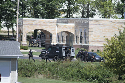 כוחות משטרה ליד המקדש (צילום: AFP) (צילום: AFP)