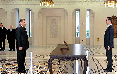 חיג'אב נשבע בפני הנשיא אסד ביוני (צילום: EPA) (צילום: EPA)