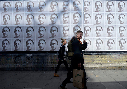 ג'סיקה אניס בכל מקום ברחובות לונדון (צילום: רויטרס) (צילום: רויטרס)
