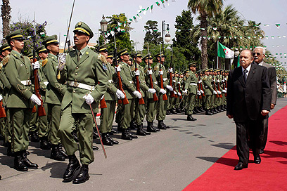 "המשטר חולה מדי בשביל לבצע רפורמות". הנשיא בוטפליקה במסדר צבאי (צילום: רויטרס) (צילום: רויטרס)