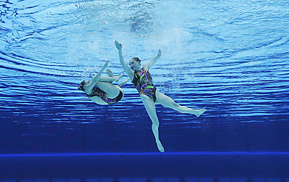 גלושקוב ויופה במבט מעניין בתוך מי הבריכה (צילום: רויטרס) (צילום: רויטרס)
