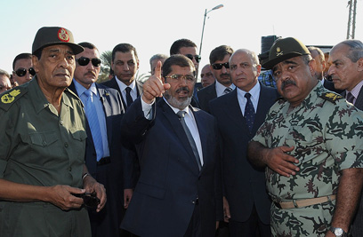 נשיא מצרים מורסי ושר ההגנה טנטאווי באל עריש (צילום: AFP) (צילום: AFP)