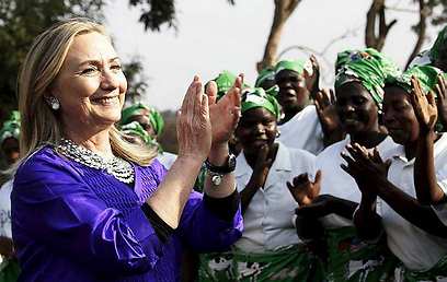 התקבלה בכל מקום כראש מדינה. קלינטון בביקור במלאווי (צילום: AFP) (צילום: AFP)