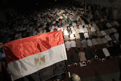 מתפללים בעזה, אמש (צילום: AFP) (צילום: AFP)