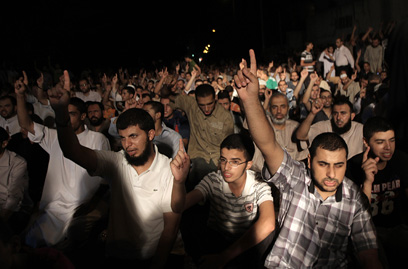 תפילת מנע לתגובה מצרית, אמש בעזה (צילום: AFP) (צילום: AFP)