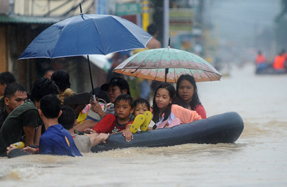 מאות אלפים נתקעו בכבישים המוצפים. מנילה (צילום: AFP) (צילום: AFP)