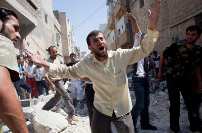 המשטר נלחם ב"כנופיות טרור חמושות". שכונה שהופגזה בחלב (צילום: AFP) (צילום: AFP)
