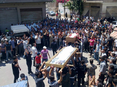 האינתיפאדה הסורית הסתיימה. הלוויית אזרחים שנהרגו ליד דמשק (צילום: רויטרס) (צילום: רויטרס)