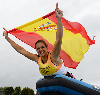 בספרד חוגגים על חשבוננו. מרינה אלבאו עם הזהב (צילום: AFP) (צילום: AFP)