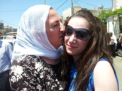 נשיקה על אדמת ישראל (צילום: חסן שעלאן) (צילום: חסן שעלאן)