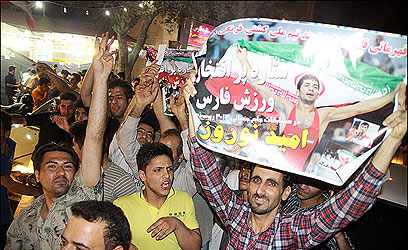 חגיגות באיראן לאחר הזכייה במדליה בהיאבקות ()