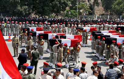 הלוויית אנשי משמר הגבול המצרי שנהרגו בפיגוע ביום ראשון (צילום: AFP) (צילום: AFP)