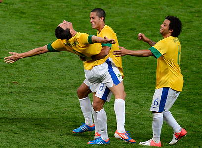 ברזיל חוגגת עלייה לגמר. בכדורגל היריבה המושבעת נותרה בבית (צילום: רויטרס) (צילום: רויטרס)