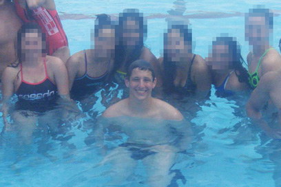 אלון וחבריו בקבוצת השחייה בהרצליה ()