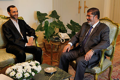מורסי עם סגן נשיא איראן. ביטול הסכם השלום יוביל להתלקחות (צילום: רויטרס) (צילום: רויטרס)
