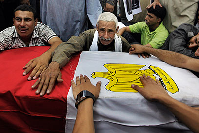 הלוויית אחד מהחיילים המצרים שנהרגו בצפון סיני (צילום: AP) (צילום: AP)