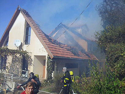 בית שעלה באש. ציוד רב נשרף (צילום: אחיה ראב"ד) (צילום: אחיה ראב