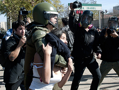 עצורה בסנטיאגו. 75 מפגינים נעצרו (צילום: AFP) (צילום: AFP)