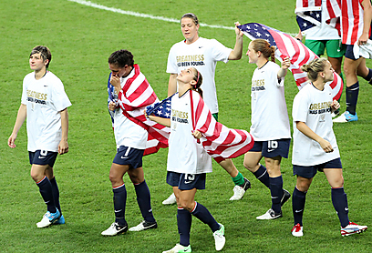האמריקניות חוגגות את מדליית הזהב (צילום: אורן אהרוני) (צילום: אורן אהרוני)