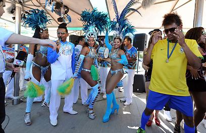 כפיל של ניימאר מעודד את ברזיל יחד עם רקדניות הסמבה (צילום: AFP) (צילום: AFP)