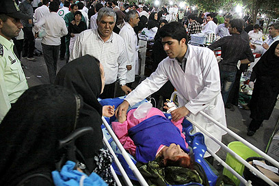 סיוע לפצועים שנפגעו ברעש     (צילום: AFP) (צילום: AFP)
