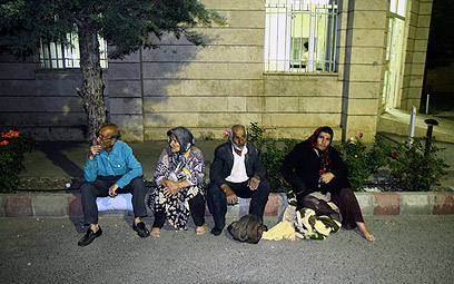 תושבים ברחובות איראן לאחר הרעש              ()