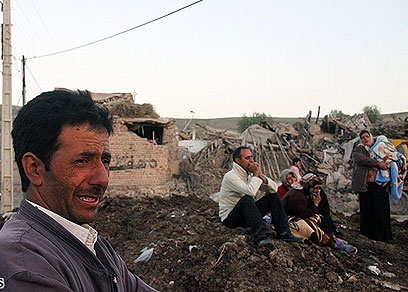 אלפי אנשים נותרו ללא קורת גג. ההרס באזור ורזקאן שבצפון-מערב איראן ()