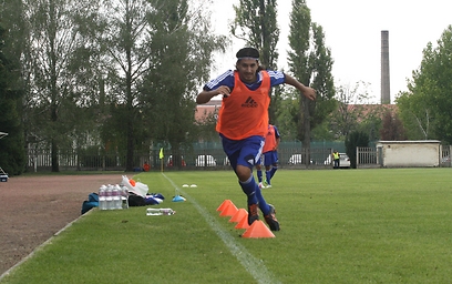 אלמוג כהן באימון הבוקר (צילום: באדיבות ההתאחדות לכדורגל) (צילום: באדיבות ההתאחדות לכדורגל)