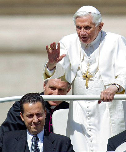 גבריאל לצד האפיפיור (צילום: AP) (צילום: AP)