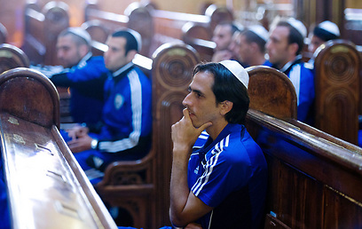 יוסי בניון במהלך הביקור של נבחרת ישראל בבית הכנסת בהונגריה (צילום: EPA) (צילום: EPA)