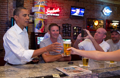 אובמה בא להשיק כוסות בירה באיווה (צילום: AP) (צילום: AP)