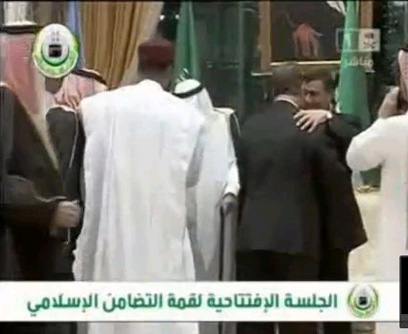 מורסי מתחבק עם אחמדינג'אד, החודש בסעודיה ()