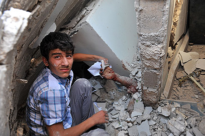 יד של ילד מבצבצת מבין ההריסות בעזאז (צילום: AFP) (צילום: AFP)
