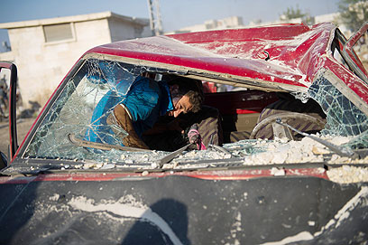 נזקי הפצצה מהאוויר בעזאז, שליד חאלב, בשבוע שעבר (צילום: AFP) (צילום: AFP)