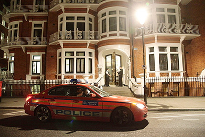המשטרה תפרוץ לבניין? שגרירות אקוודור בלונדון (צילום: MCT) (צילום: MCT)