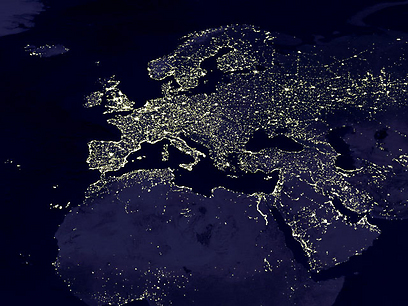 צילום של NASA על כדור הארץ בלילה - ניתן לראות עד כמה המדבר באפריקה נקי מזיהום אור (צילום: עידן פרסר) (צילום: עידן פרסר)