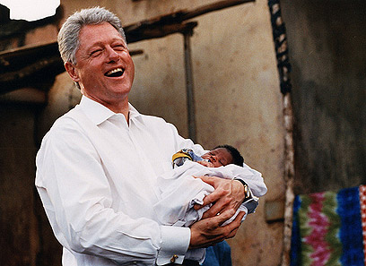 14 שנים קודם לכן. התינוק בזרועותיו של הנשיא (צילום: ברברה קיני, הבית הלבן) (צילום: ברברה קיני, הבית הלבן)