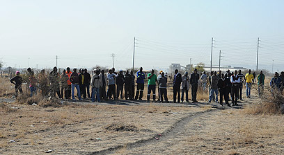 אזרחים מביטים בזירת ההרג (צילום: AFP) (צילום: AFP)