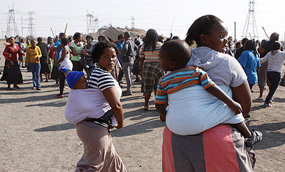 נשים הגיעו לאזור המכרה לחפש את יקיריהן (צילום: AFP) (צילום: AFP)