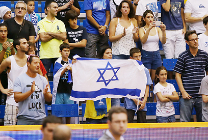 אוהדי נבחרת ישראל בבית מכבי (צילום: ראובן שוורץ) (צילום: ראובן שוורץ)