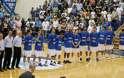 שחקני נבחרת ישראל לפני המשחק (צילום: ראובן שוורץ) (צילום: ראובן שוורץ)