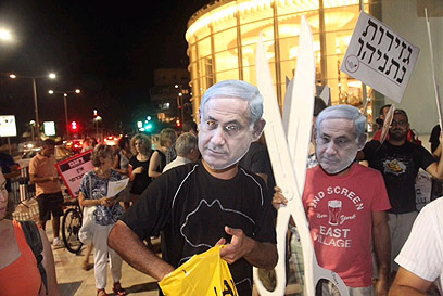המפגינים בתל אביב, יצאו מכיכר הבימה לקריית הממשלה (צילום: מוטי קמחי) (צילום: מוטי קמחי)
