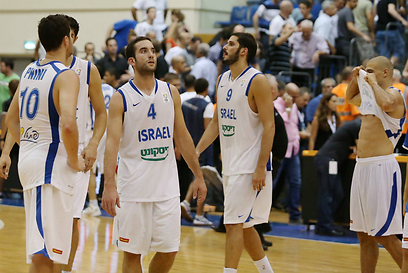 שחקני נבחרת ישראל בהלם לאחר ההפסד לאסטוניה (צילום: ראובן שוורץ) (צילום: ראובן שוורץ)