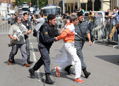 שוטרים ומפגינים במוסקבה (צילום: MCT) (צילום: MCT)