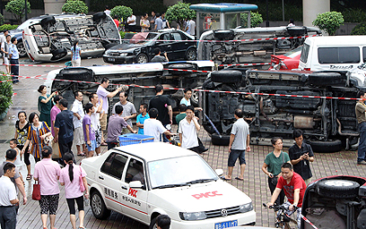 המפגינים הסינים הפכו מכוניות יפניות והשחיתו אותן (צילום: AFP) (צילום: AFP)