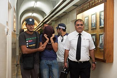 אחד החשודים, אתמול בבית המשפט (צילום: אוהד צויגנברג)