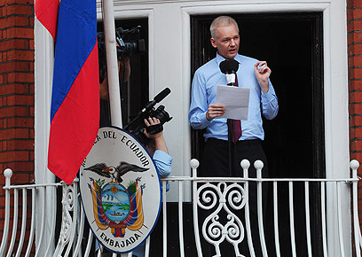 הגן על מדליפים בעולם. אסאנג' על מרפסת שגרירות אקוודור בלונדון (צילום: AFP) (צילום: AFP)