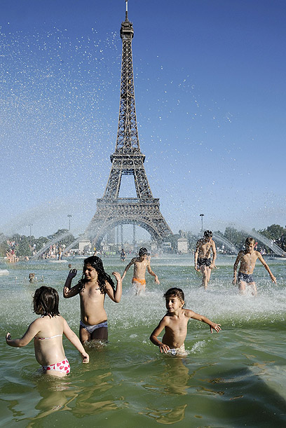 ילדי פריז מצאו מקלט. גני טרוקדרו, פריז (צילום: AFP) (צילום: AFP)